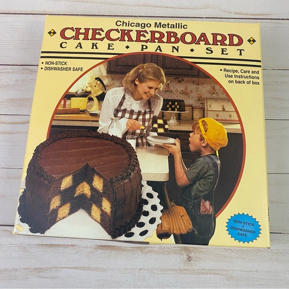 Chicago Metallic 9" Round Checkerboard Cake Pan Set New - Picture 2 of 4